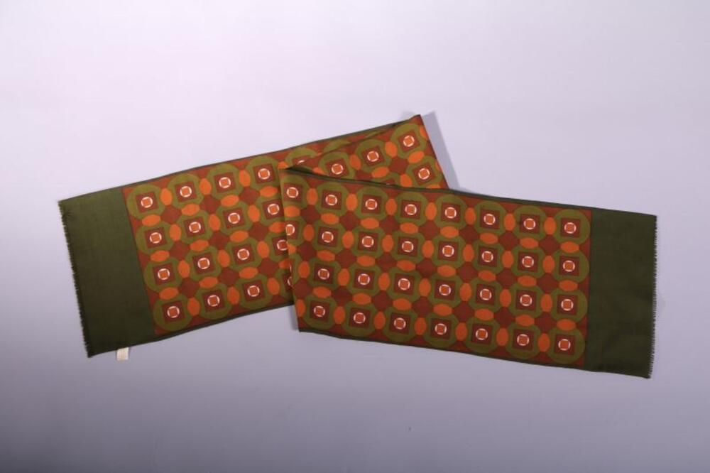 Rechthoekige sjaal in groen polyester met bruinkleurige blokjesmotieven