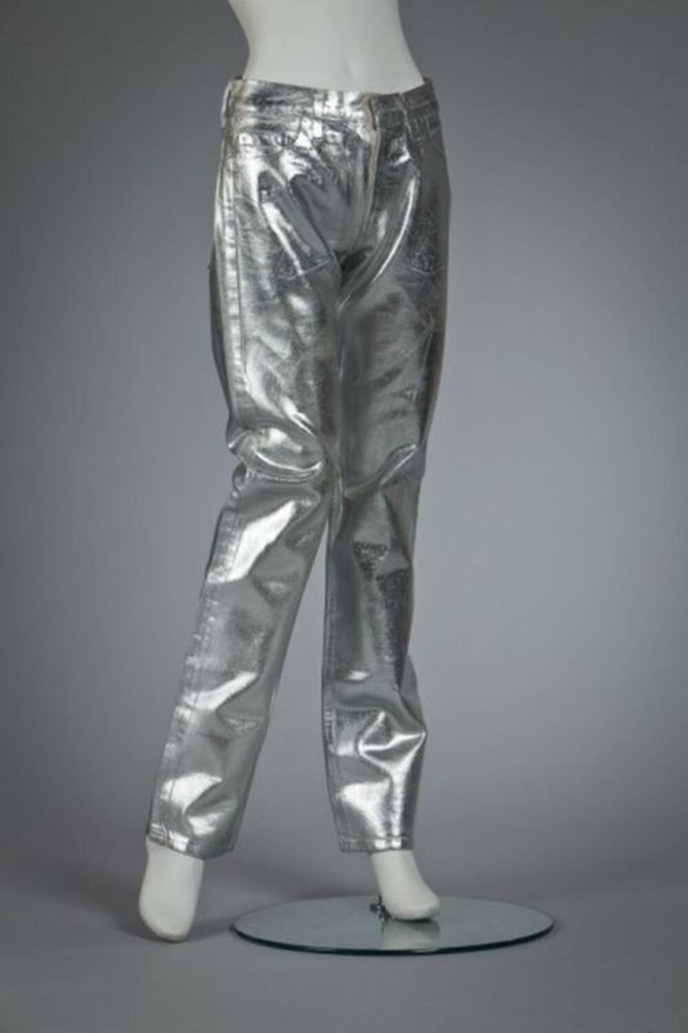 Broek in zilvergeverfde, witte jeans