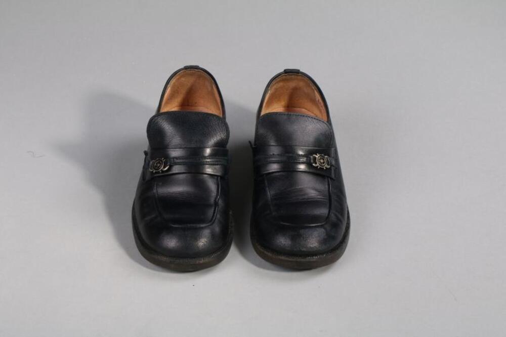 Jongensschoenen in blauw leer met metalen versiering op de wreef