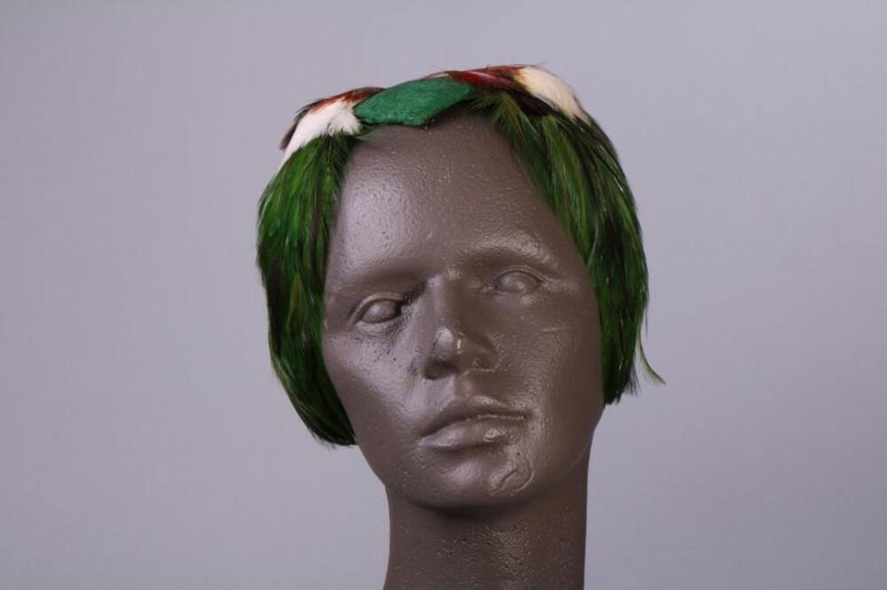 Diadeem in groene vilt met veren