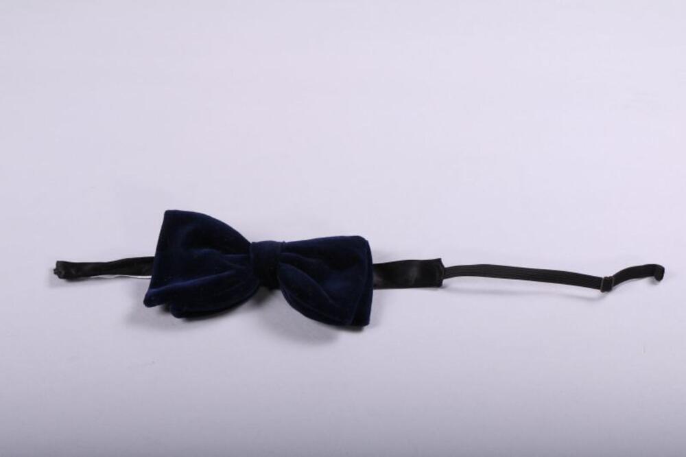 Vlinderdas in donkerblauw fluweel