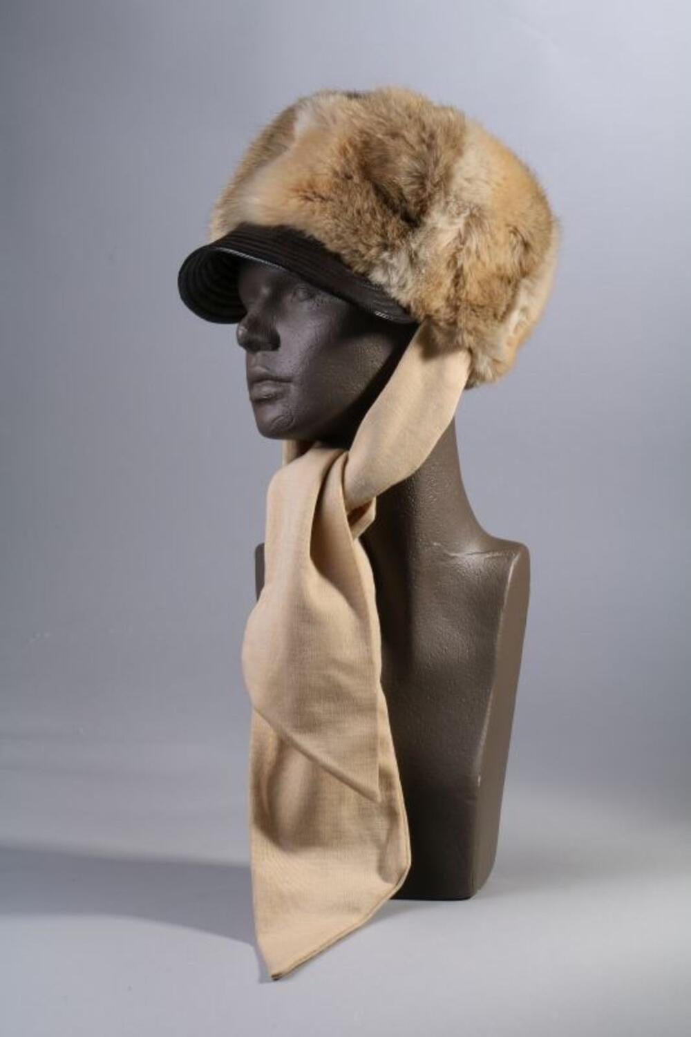 Muts in beige imitatiebont met klep in donkerbruine skai