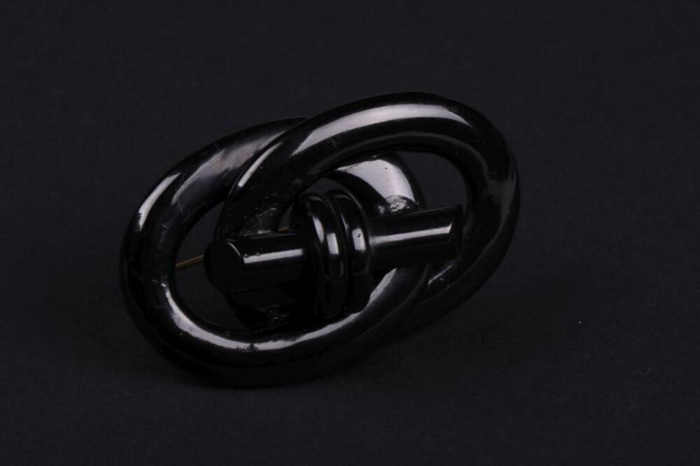 Broche in zwart git met twee ringen