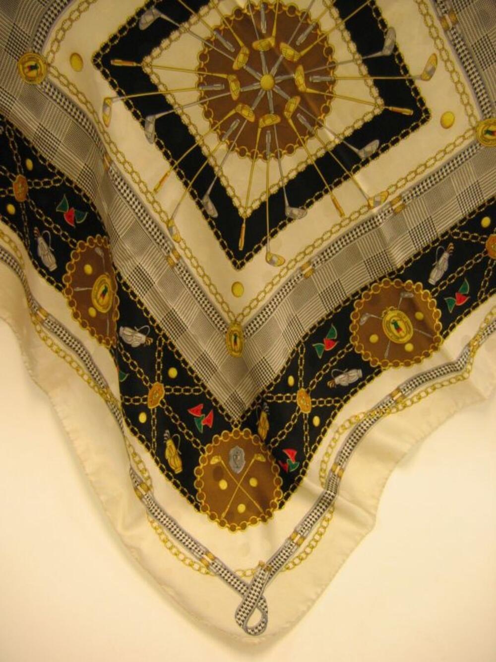 Foulard in ecru kleur met golfprint