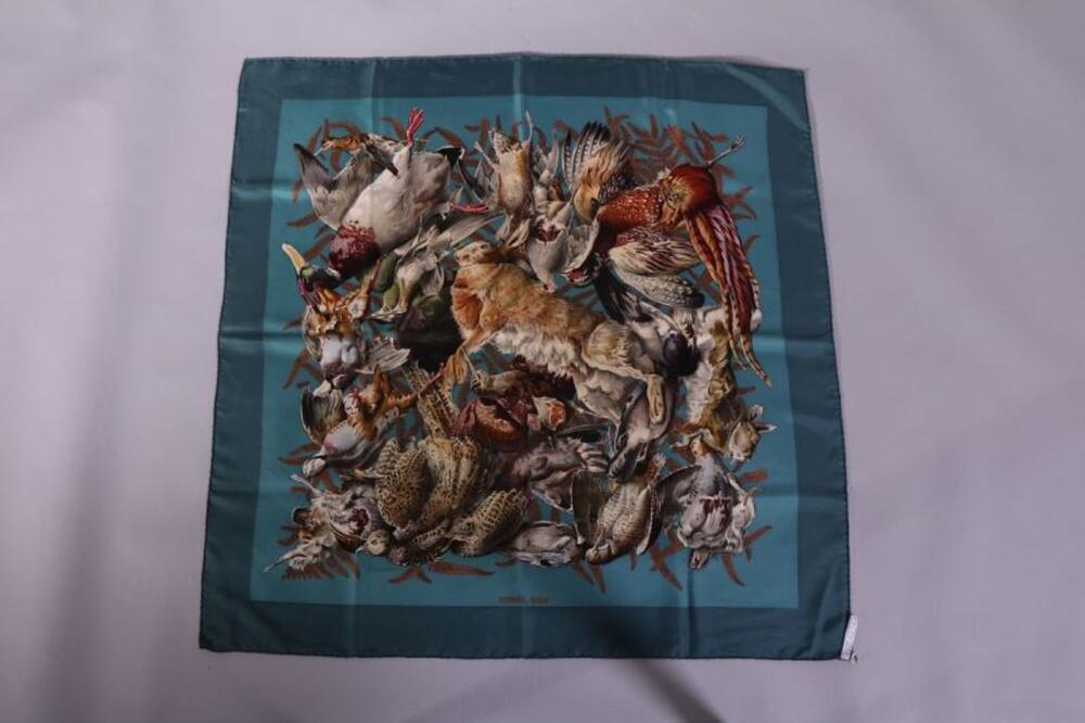 Ensemble bestaande uit foulard 'Gibiers' in groene zijde met figuratieve afbeelding en bijhorende…