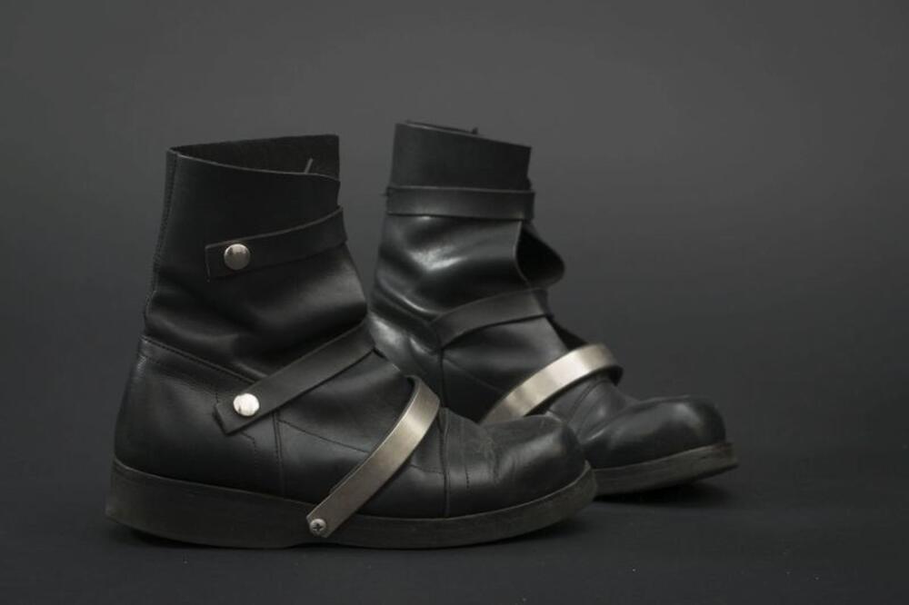 Bottines in zwart leer met metalen beugel