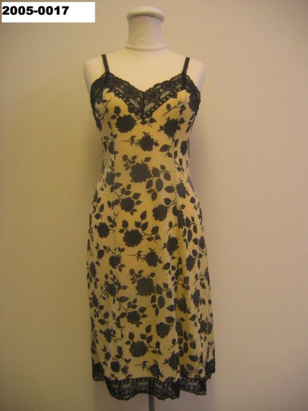 Onderjurk in ecru nylon met zwart bloemmotief
