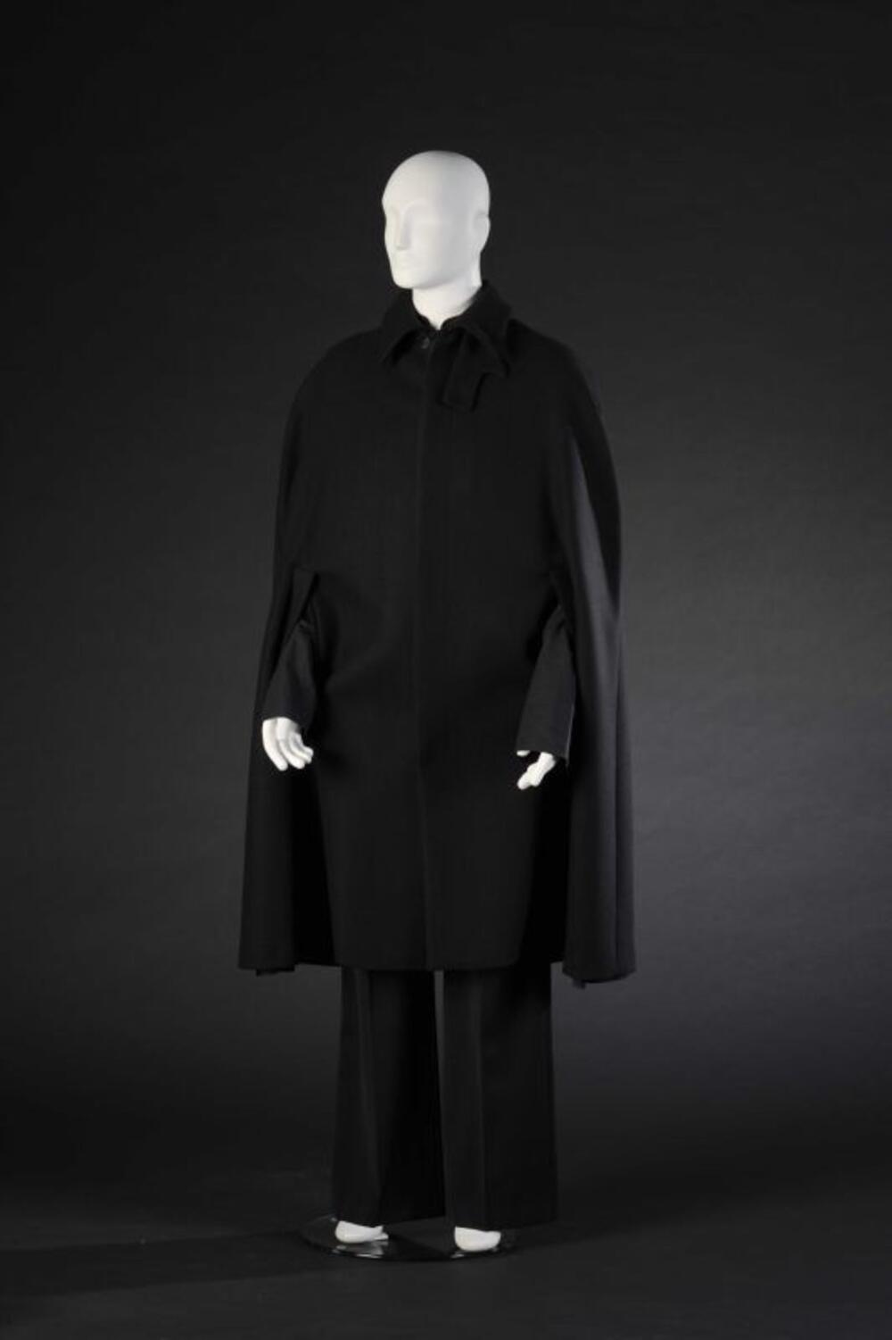 Ensemble bestaande uit zwarte cape, broek en overhemd