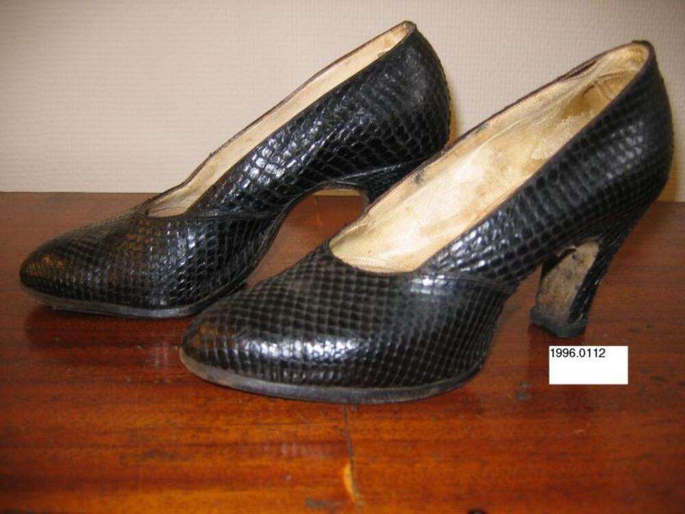 Pumps met stevige hak in zwart slangenleer