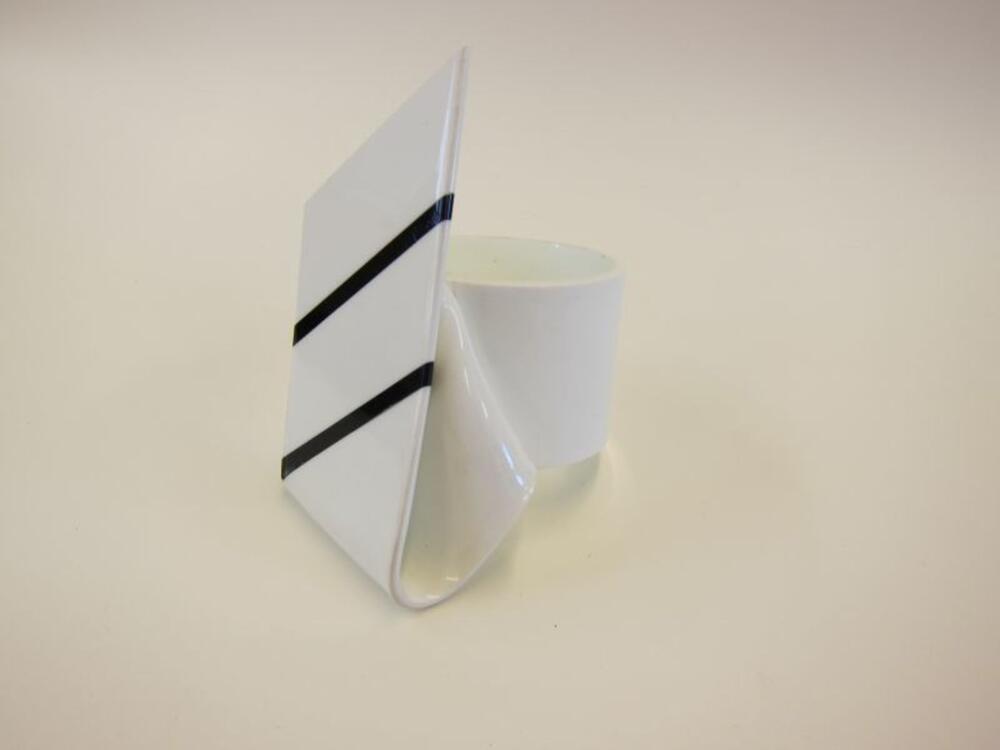 Witte, plastic designarmband met dasvormige versiering