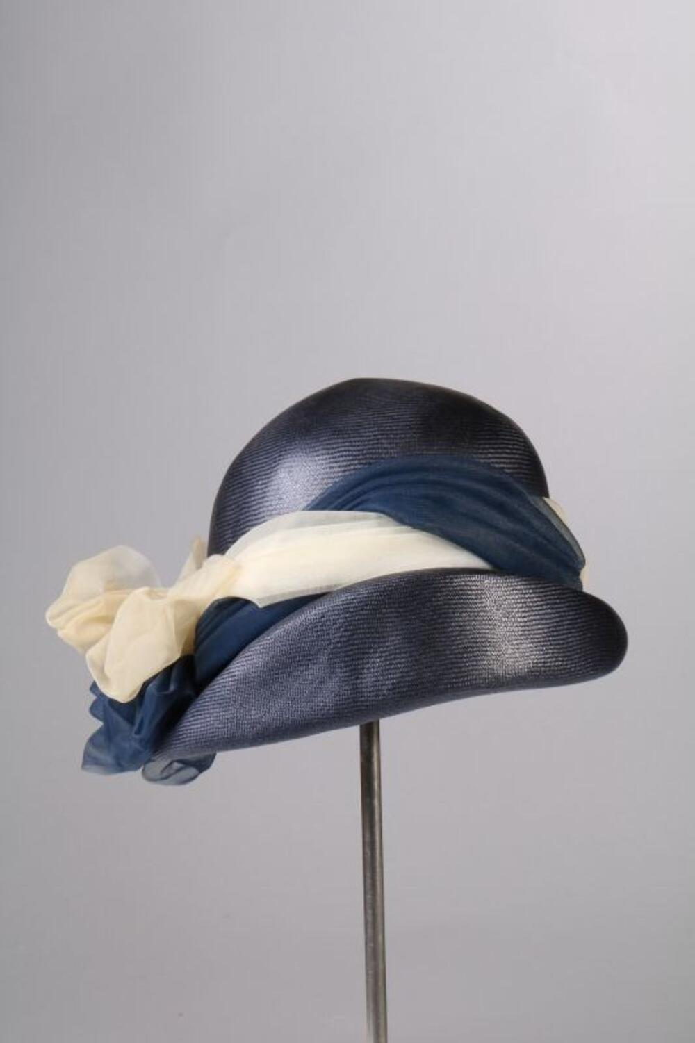 Hoed in donkerblauw stro
