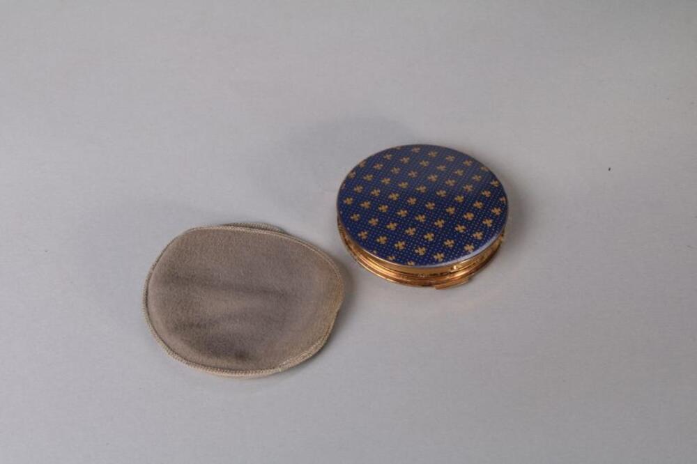 Goudkleurige metalen poederdoos met bedrukking van Franse lelies in hoesje