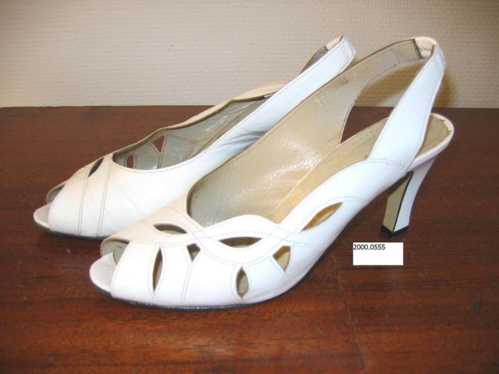Witte, leren, open schoenen met stikselversiering