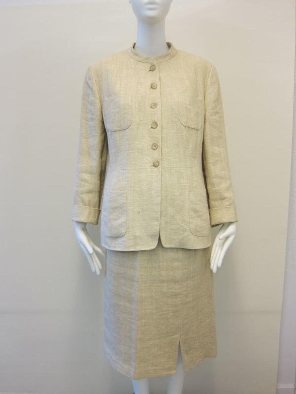 Driedelig mantelpak bestaande uit jasje met aparte kraag, rok en blouse in beige linnen