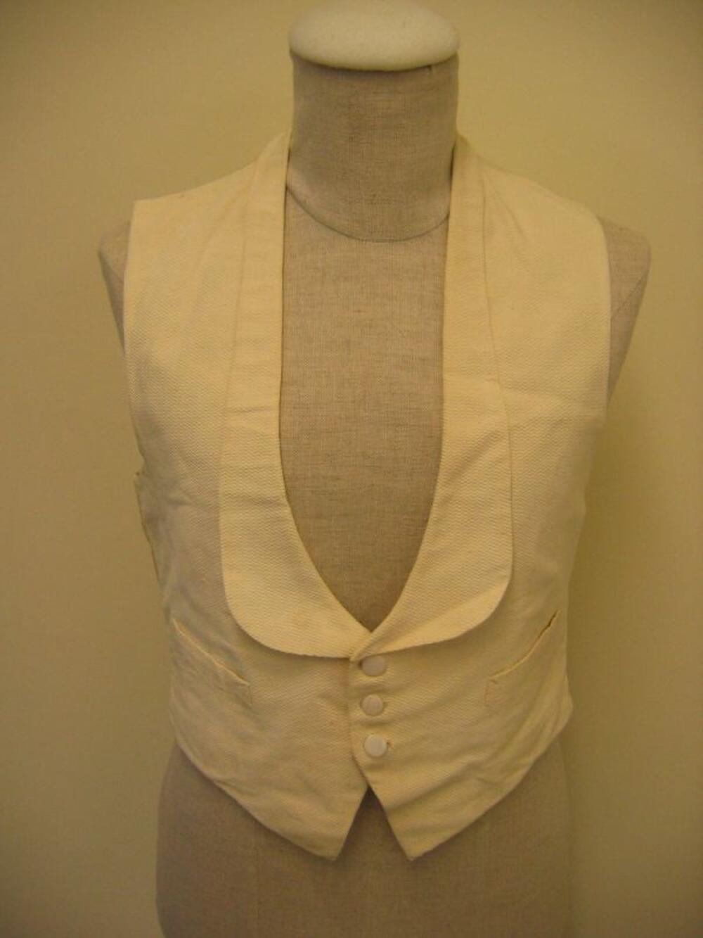 Witte gilet gedragen onder habijt