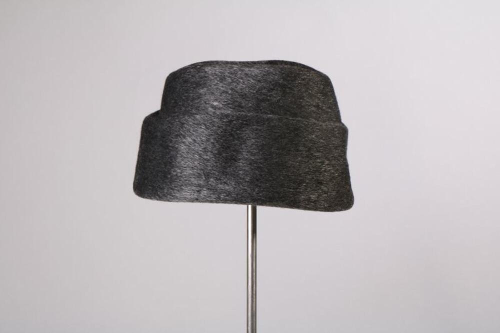 Muts in donkergrijze mohair
