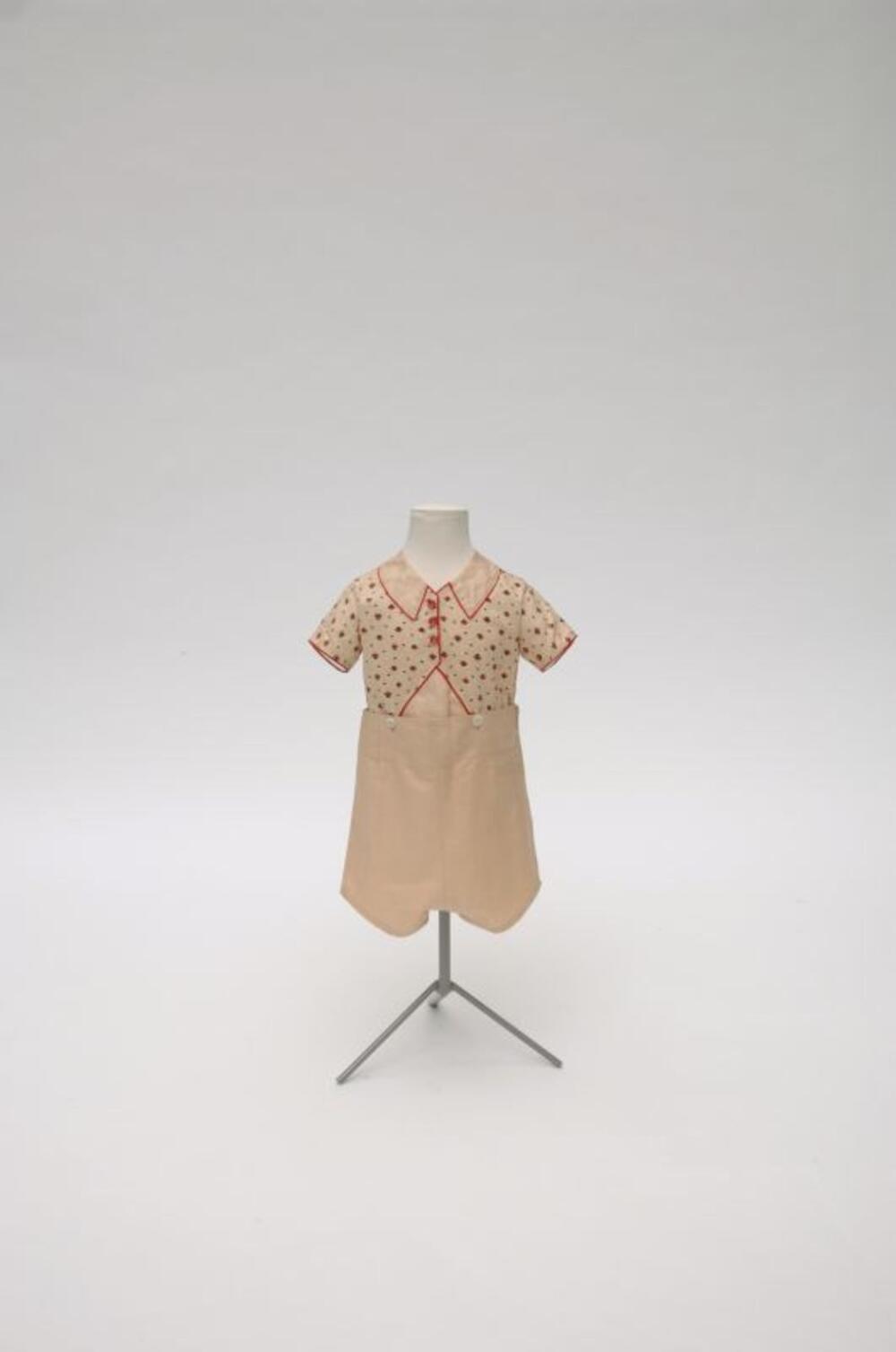 Emsemble bestaande uit blouse en korte broek
