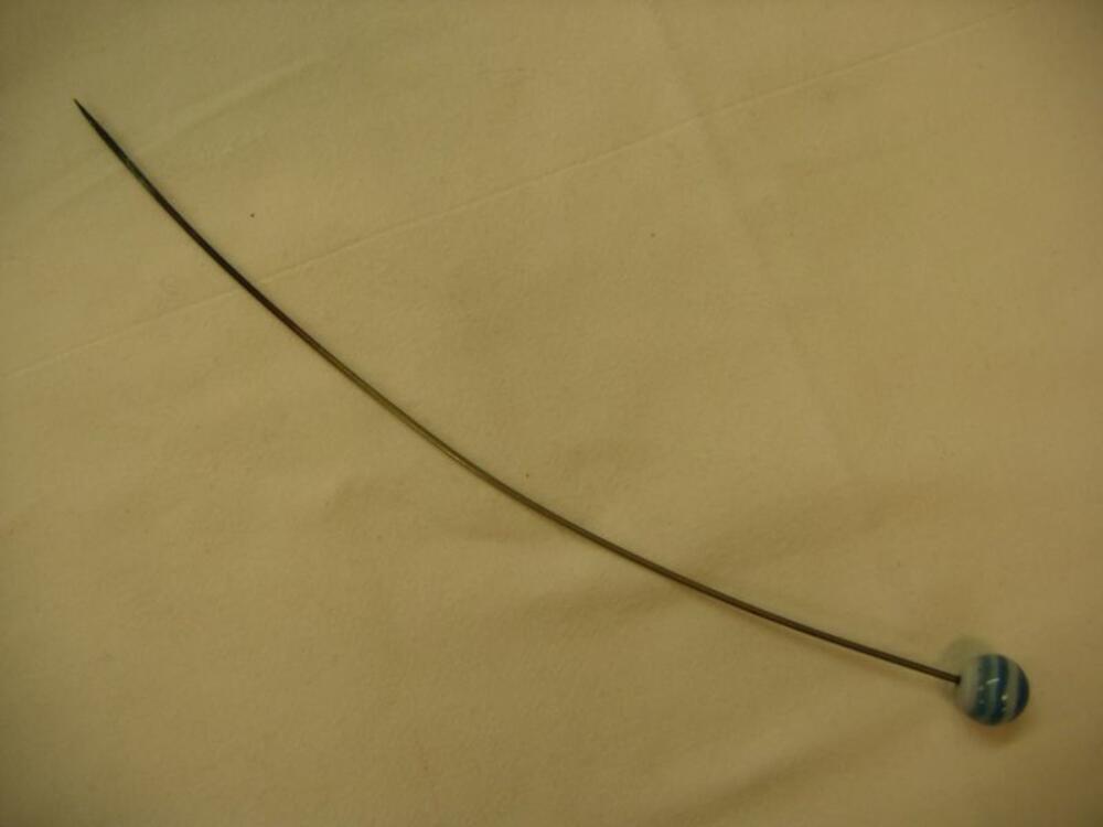 Hoedenspeld met een ronde knop in blauw en witte strepen
