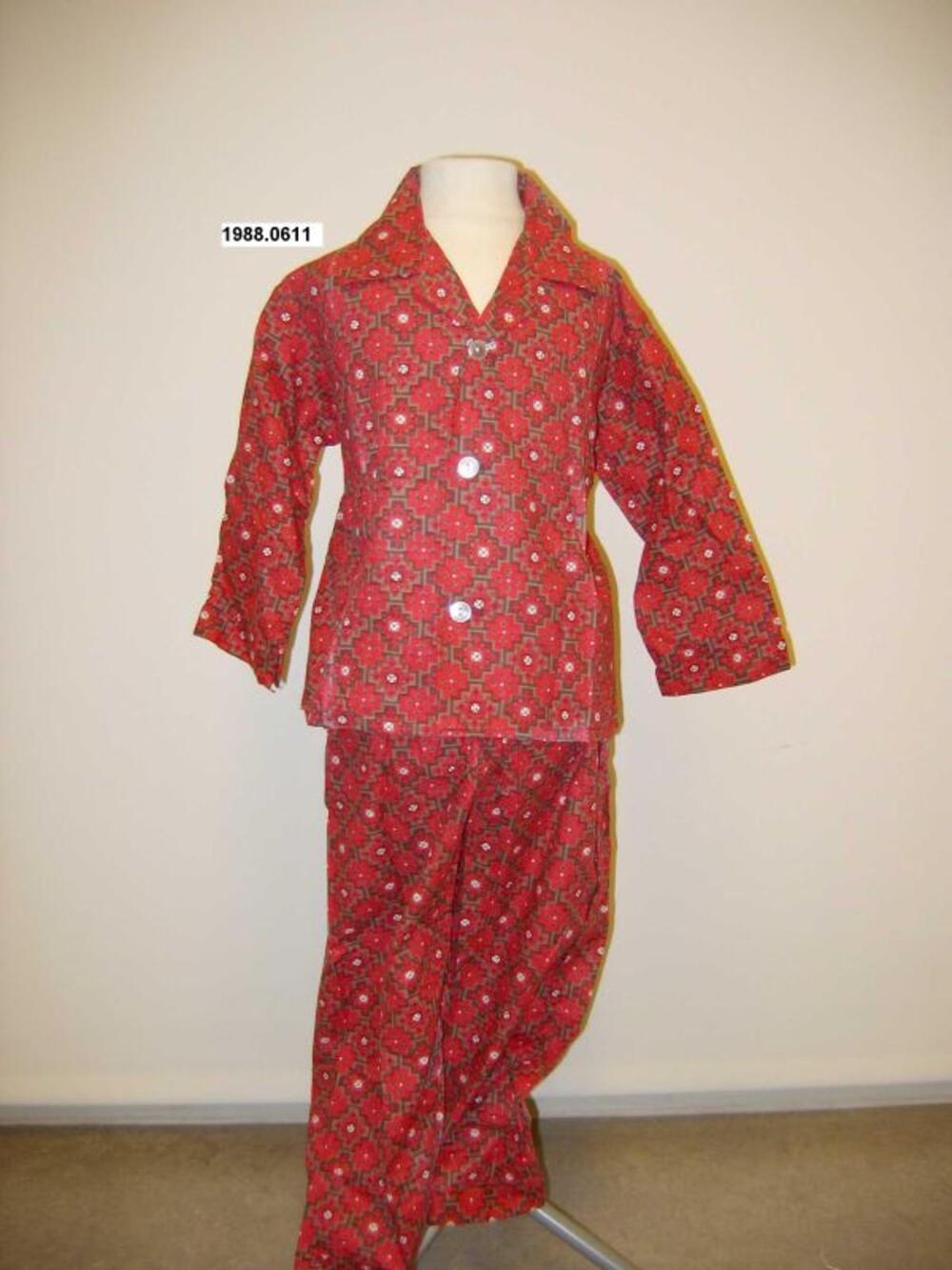 Pyjama bestaande uit broek en jasje
