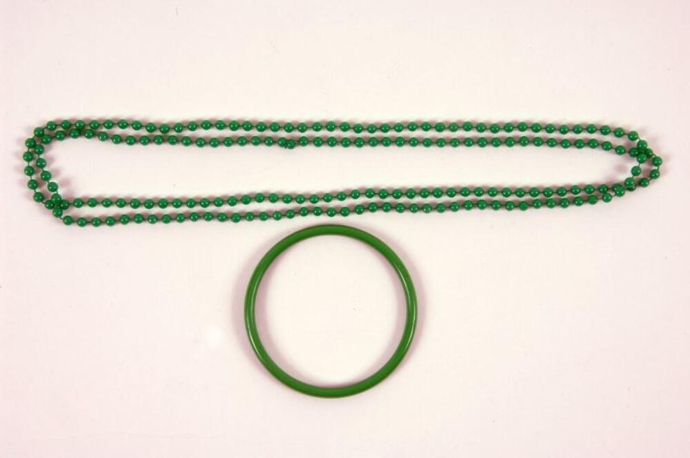Ensemble bestaande uit lange halsketting in groene plastic bollen met groene vaste armband