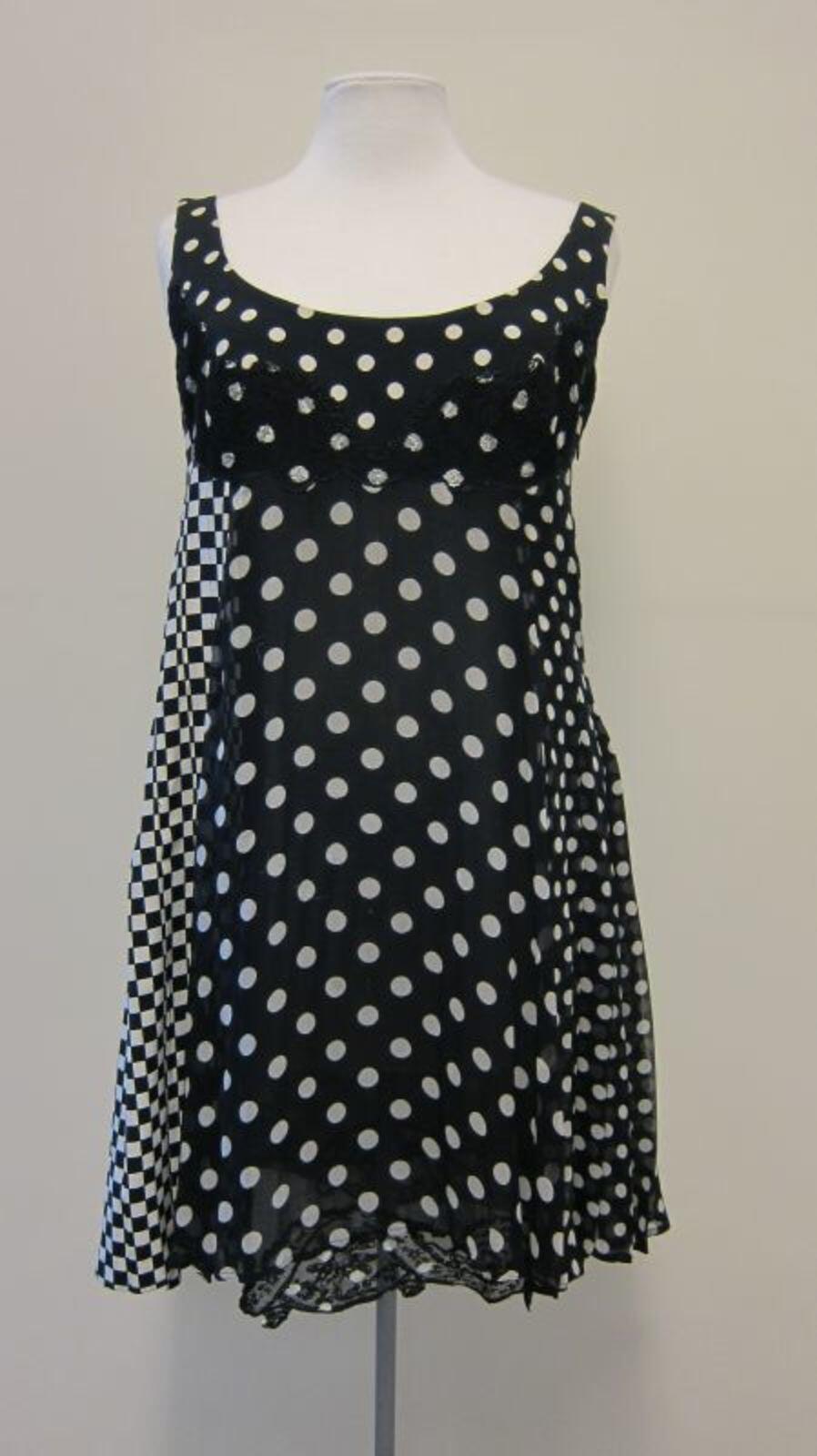 Jurk in zwart en wit mousseline met bollenprint aan de voor-en achterkant en vierkanten aan de…