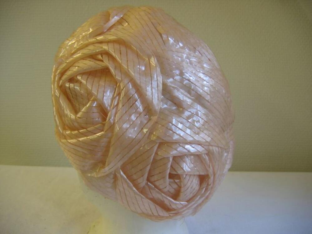 Hoed in roze synthetische stro