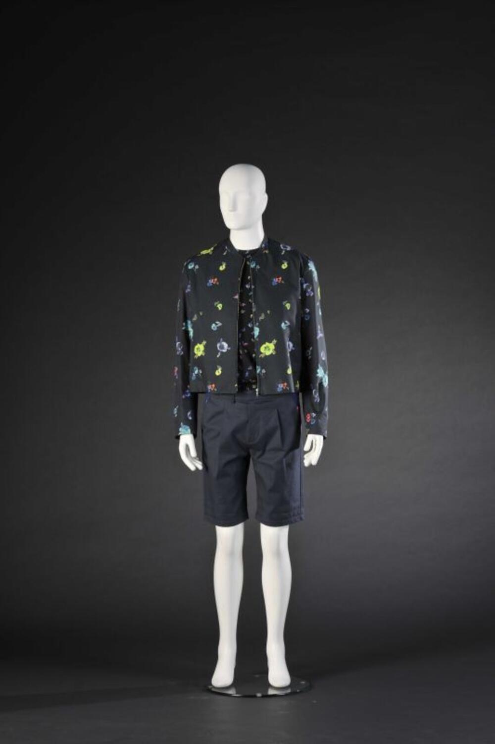 Ensemble bestaande uit gebloemd jasje, zwart T-shirt en effen donkerblauwe korte broek