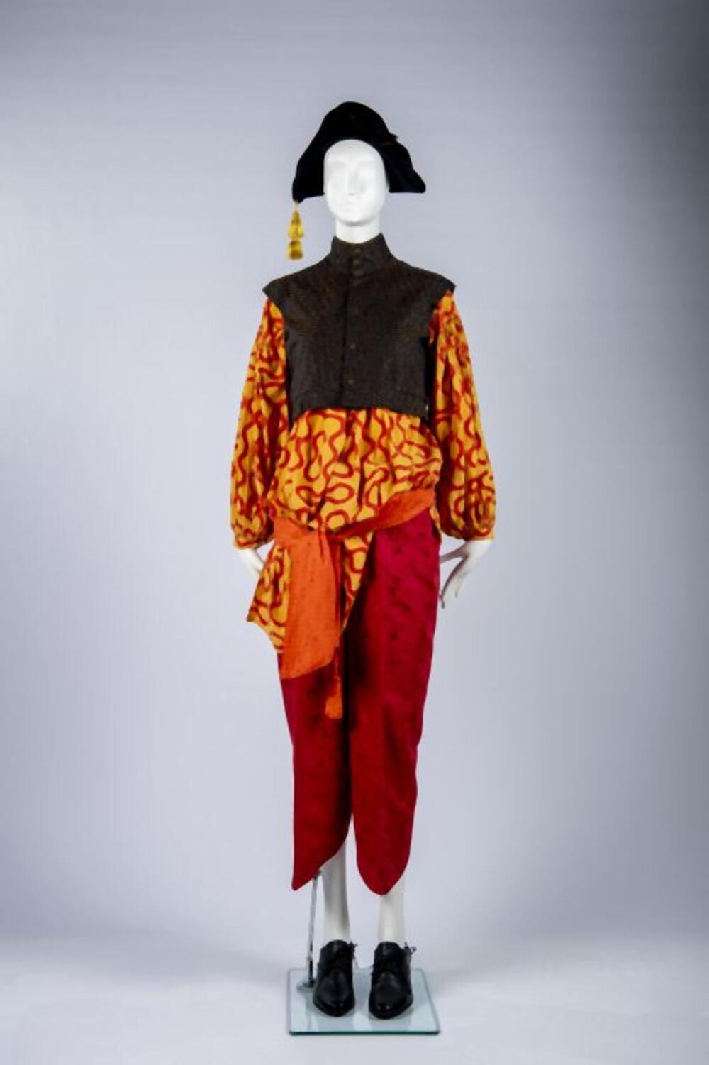 Ensemble bestaande uit een overhemd, broek, gilet, sjaal en bicorne uit de collectie 'Pirate' van…