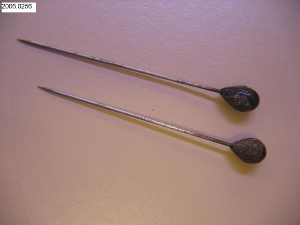 Set met twee metalen hoedenspelden met ovaalvormige, zwarte knop versierd met glitters
