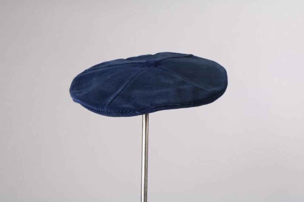 Baret in donkerblauwe geribde vilt
