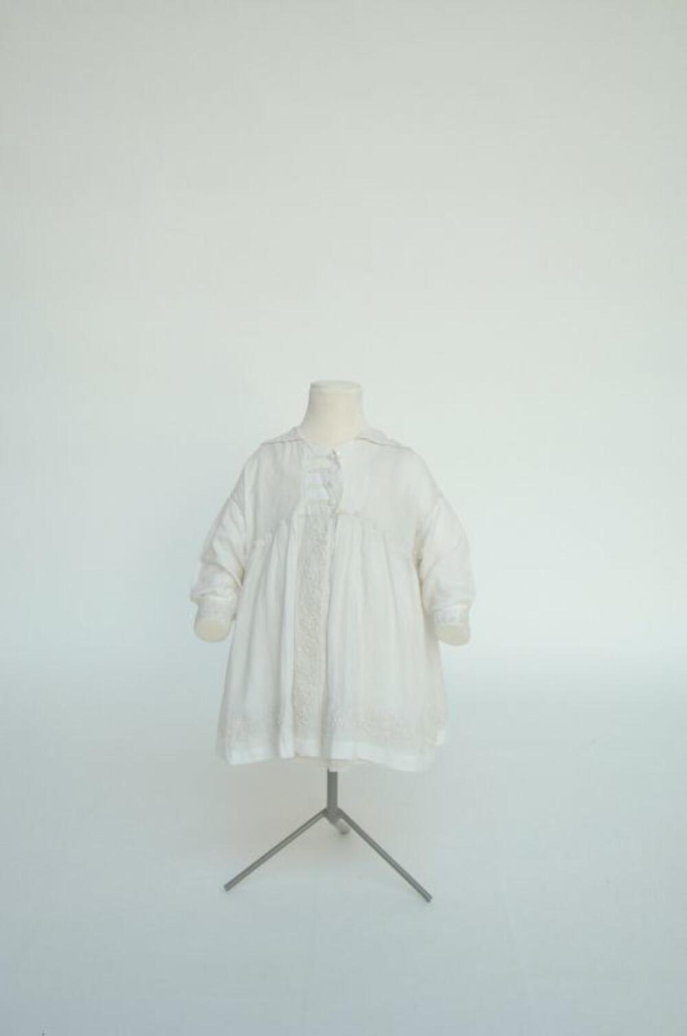 Kinderensemble bestaande uit witte jurk in voile, mantel en muts