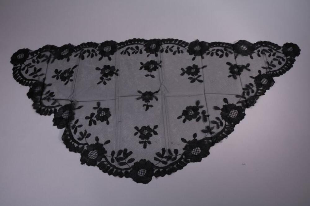 Mantilla in zwarte tule met borduurwerk