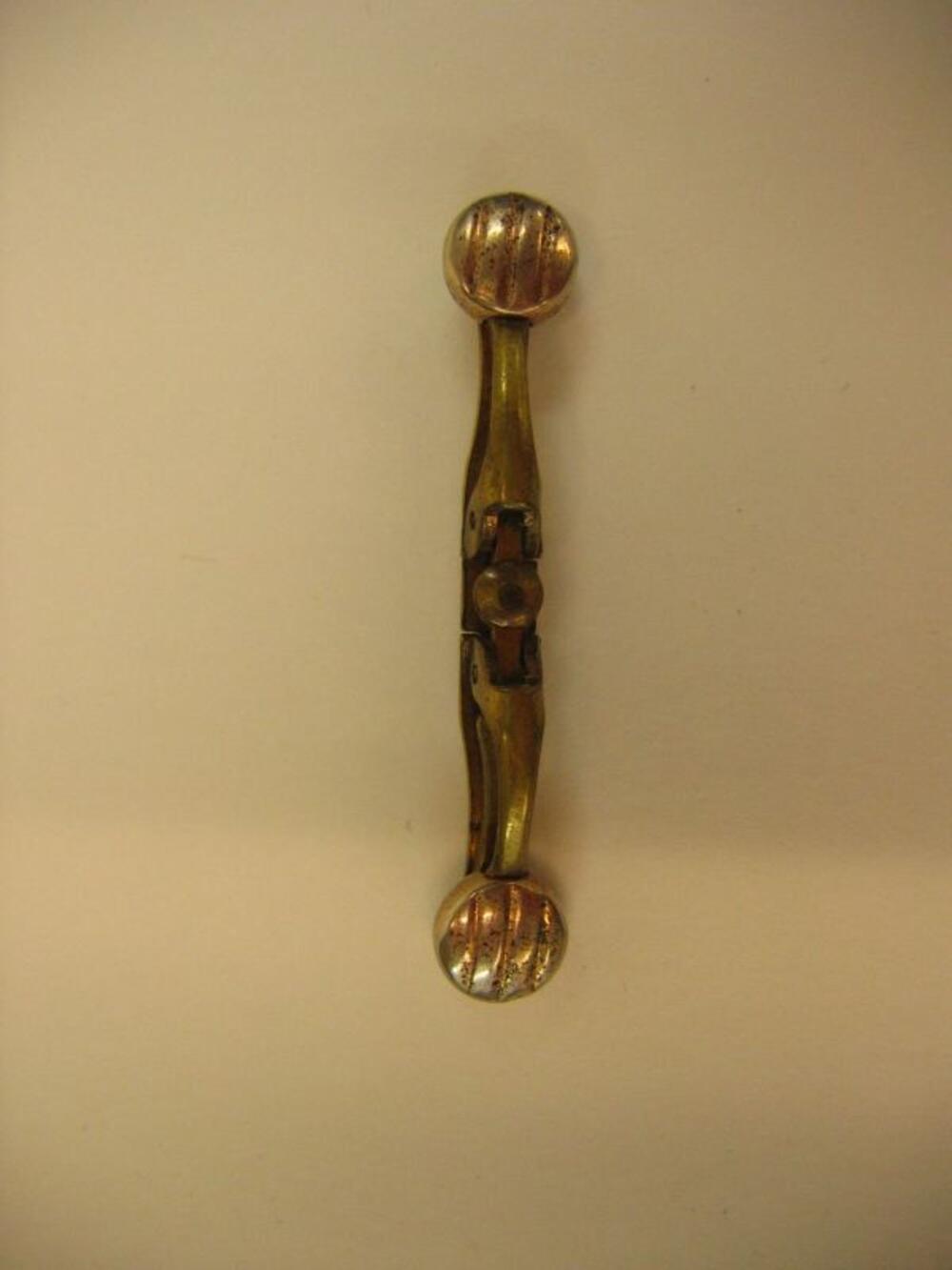Kraagclips in goudkleurig metaal met knopen