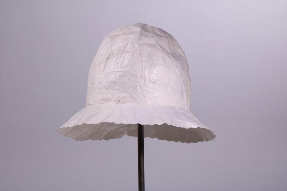 Pothoed in wit geplastificeerd papier