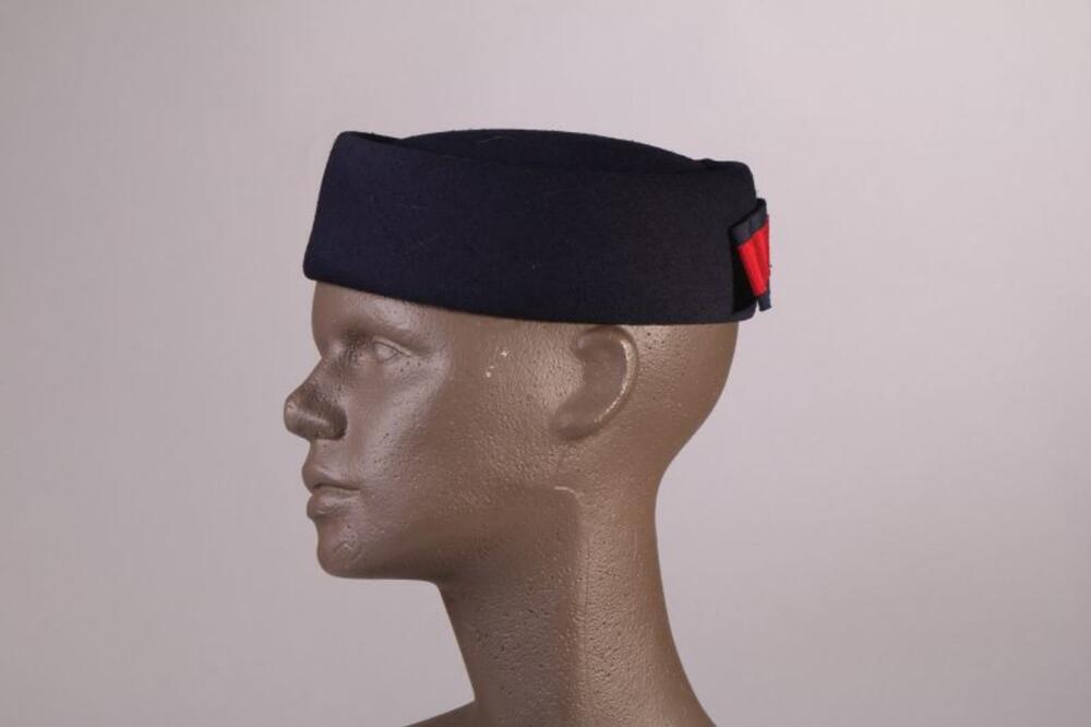 Hoed in donkerblauw polyester versierd met strik in rood en blauw