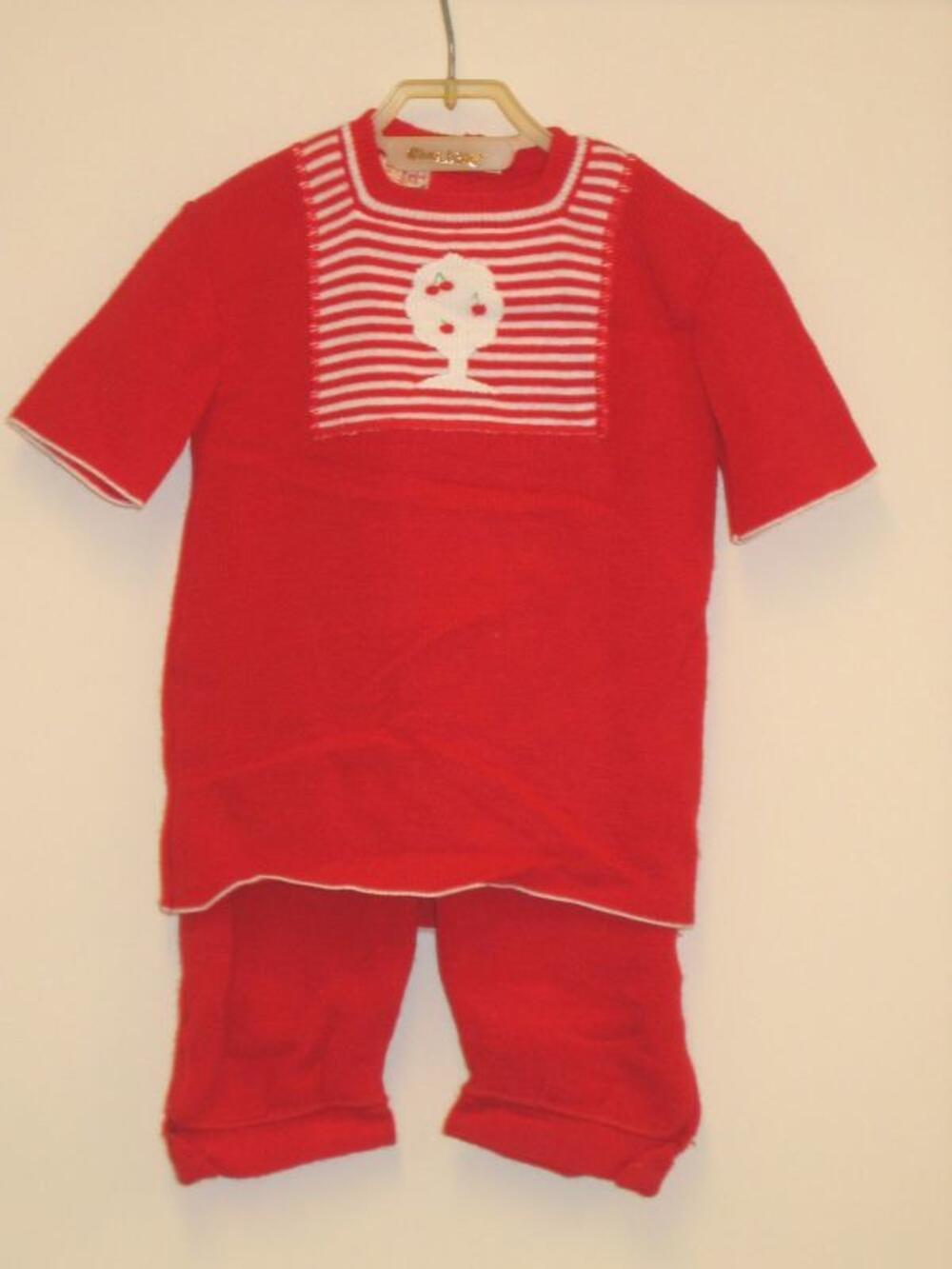 Ensemble in rode acryl met appelboom bestaande uit trui en broek