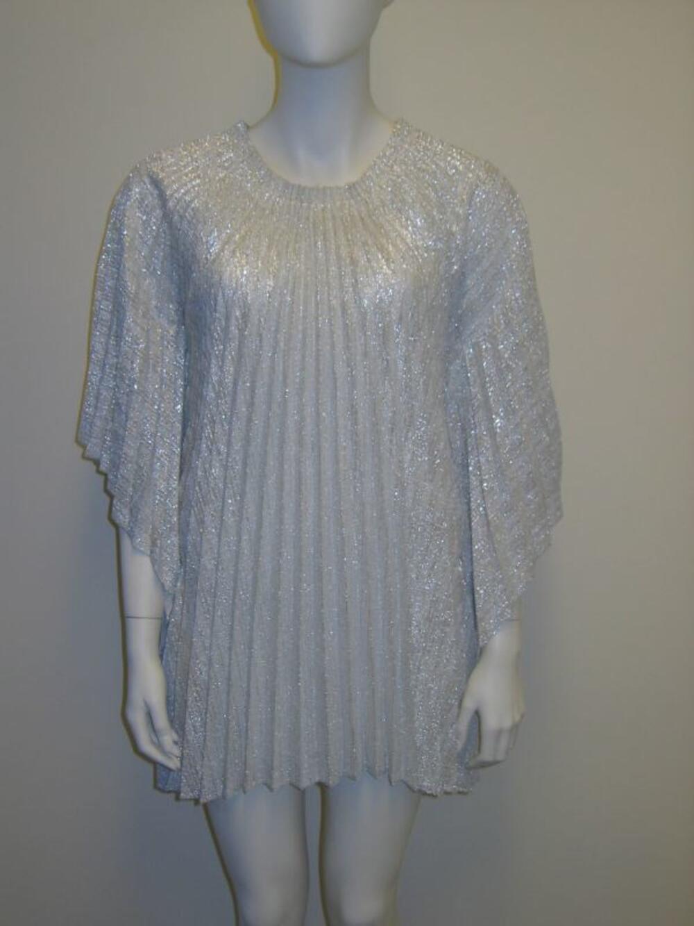 Pelerine in zilverkleurige lurex met waaiervormige plisséplooien