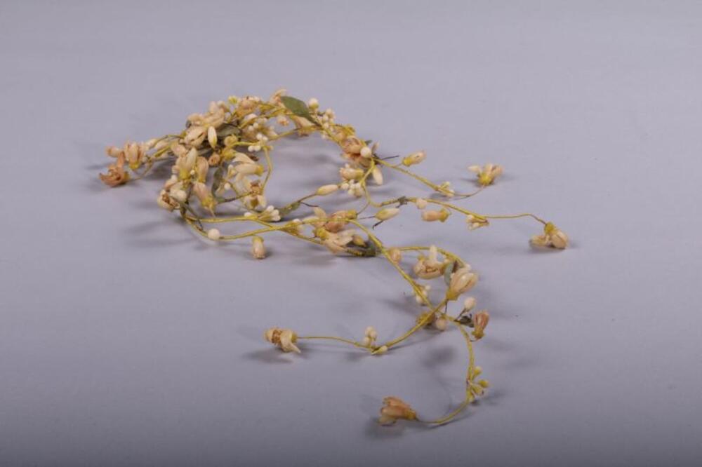 Bruidskroon met bloemen, bloemknoppen en blaadjes in bijenwas