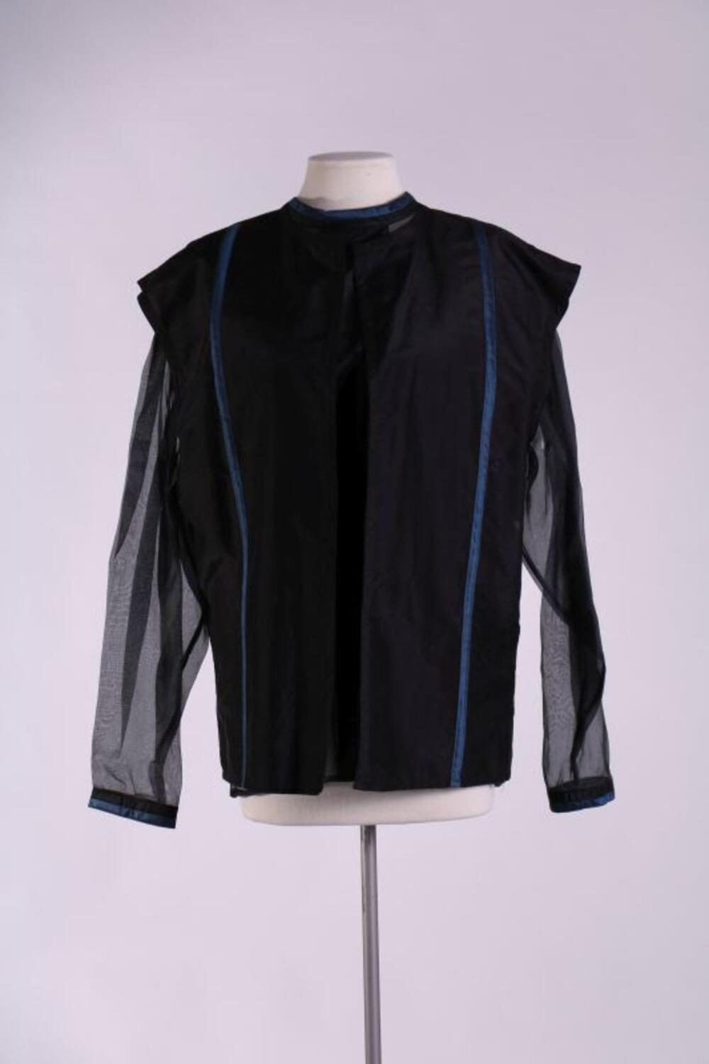 Ensemble bestaande uit een gilet en blouse in zwarte zijde