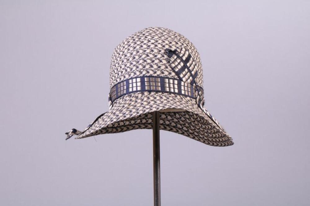 Klokhoed in blauwe en witte stro