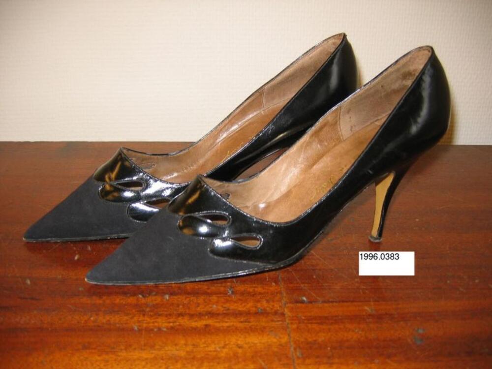 Pumps in zwart lakleer en neus in zwarte suède