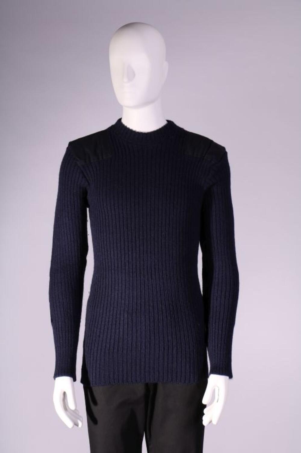 Trui in donkerblauw wol met katoenen schouder-en elleboogstukken