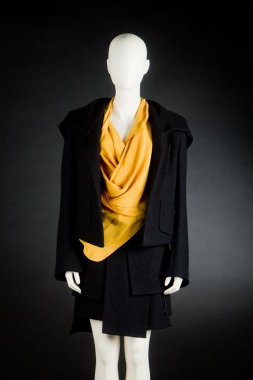 Ensemble van jasje, rok in zwarte wol en blouse in geel zijde