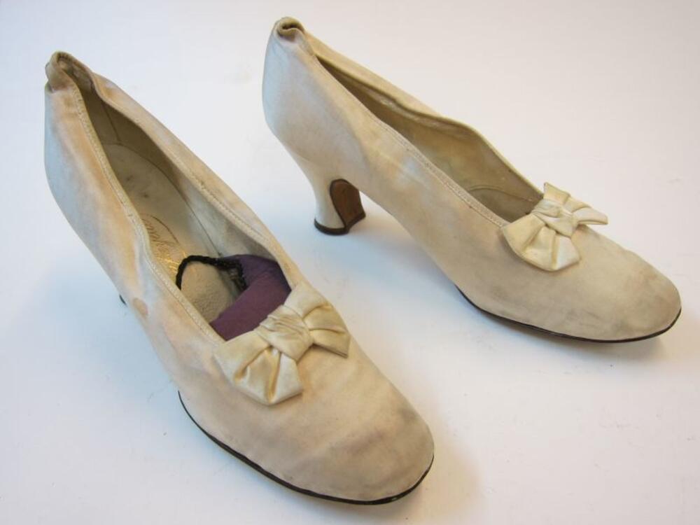 Schoenen in witte satijn met strik