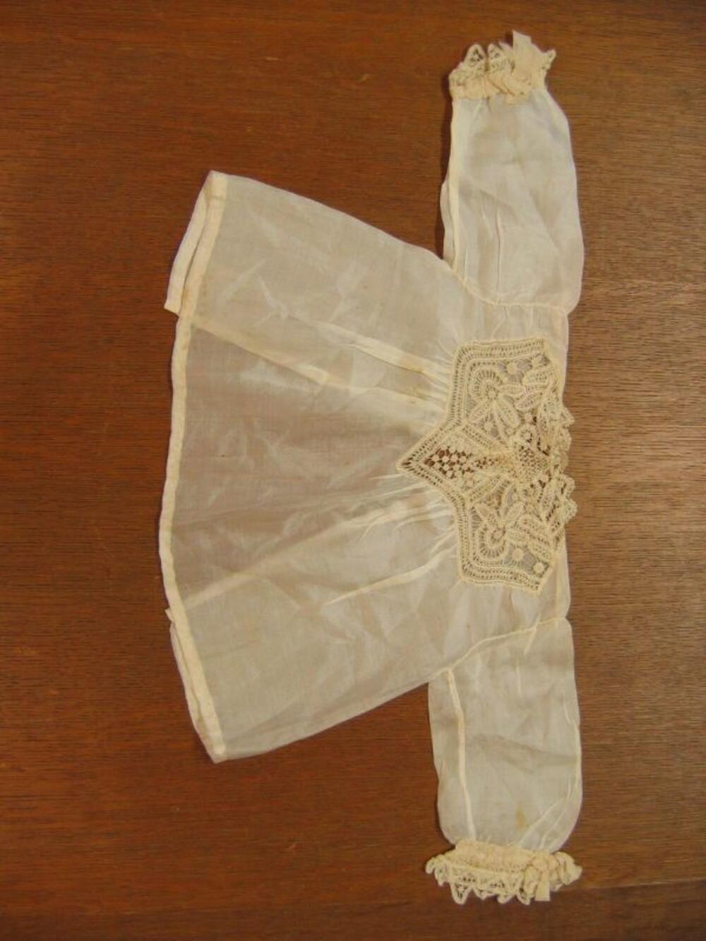 Blouse in ecru zijde versierd met kant