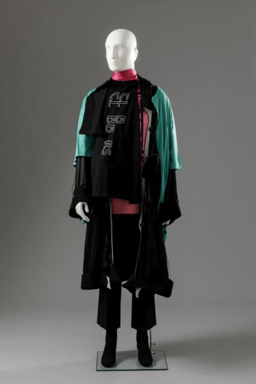 Ensemble bestaande uit lange mantel in zwart en groen, top, broek en t-shirt