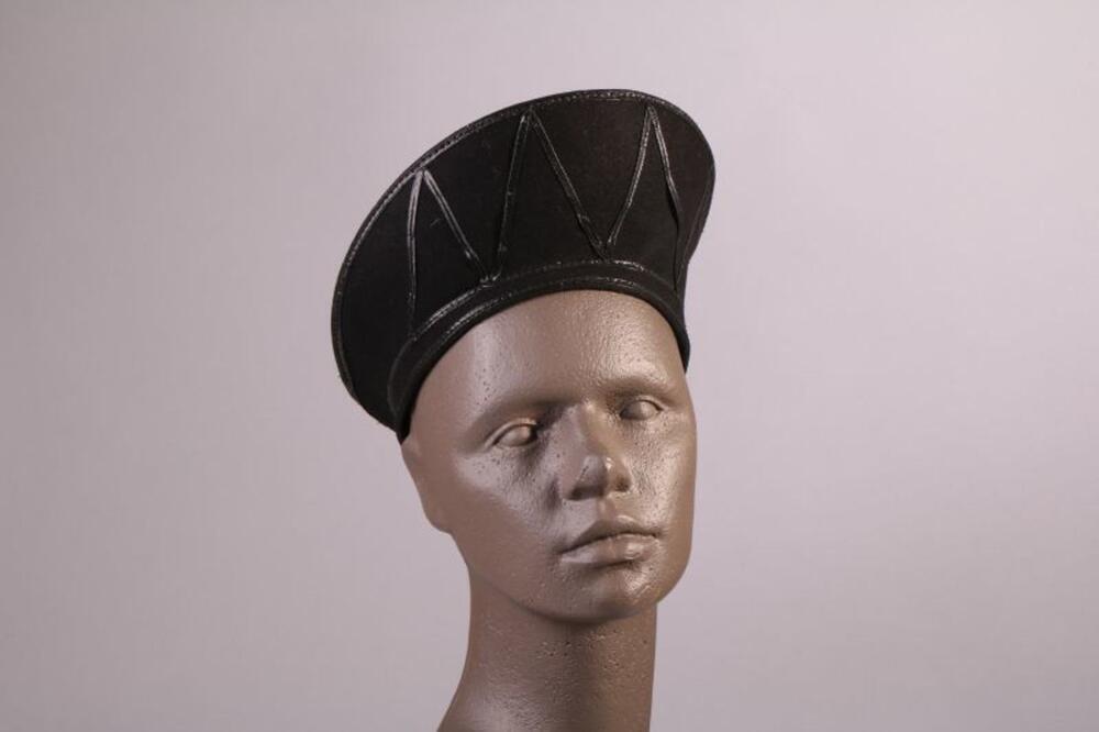 Baret in zwarte vilt met driehoeken in stro