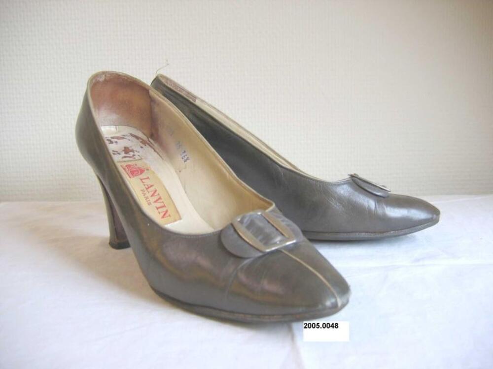 Schoenen in grijsgoen leer met rechte hoge hak