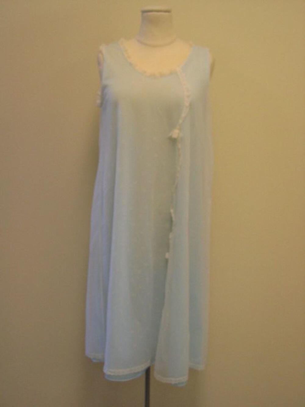 Ensemble bestaande uit witte nylon nachtjapon met  blauwe, nylon voering en bijhorende kamermantel