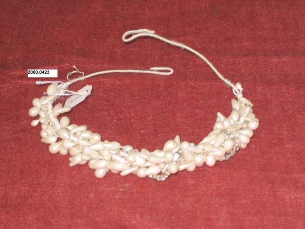 Bruidskroontje van paraffineparels met slingers in stras doorvlochten